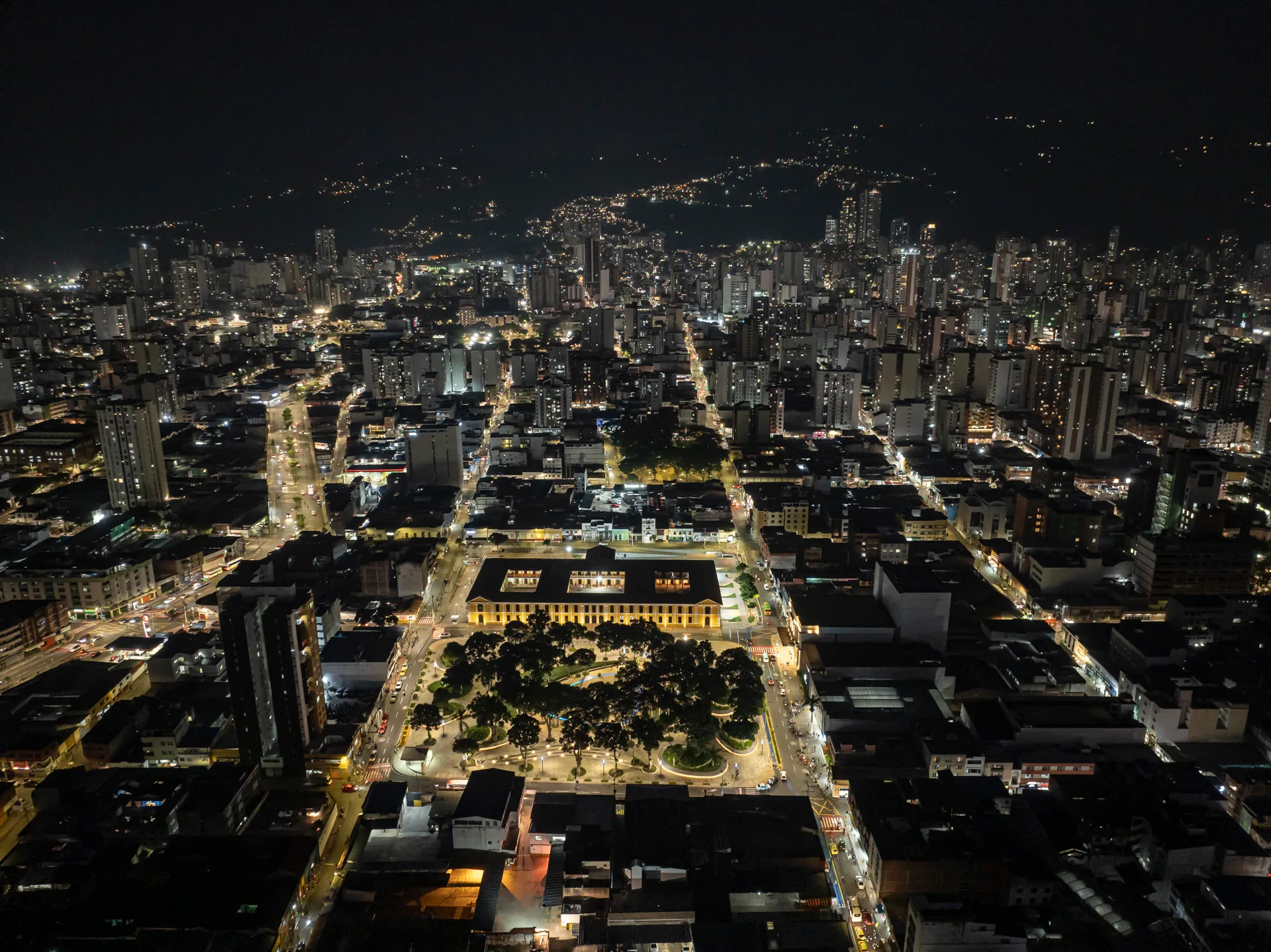 Plazas peatonales de concreto y adoquines del Parque Centenario con andenes accesibles.
